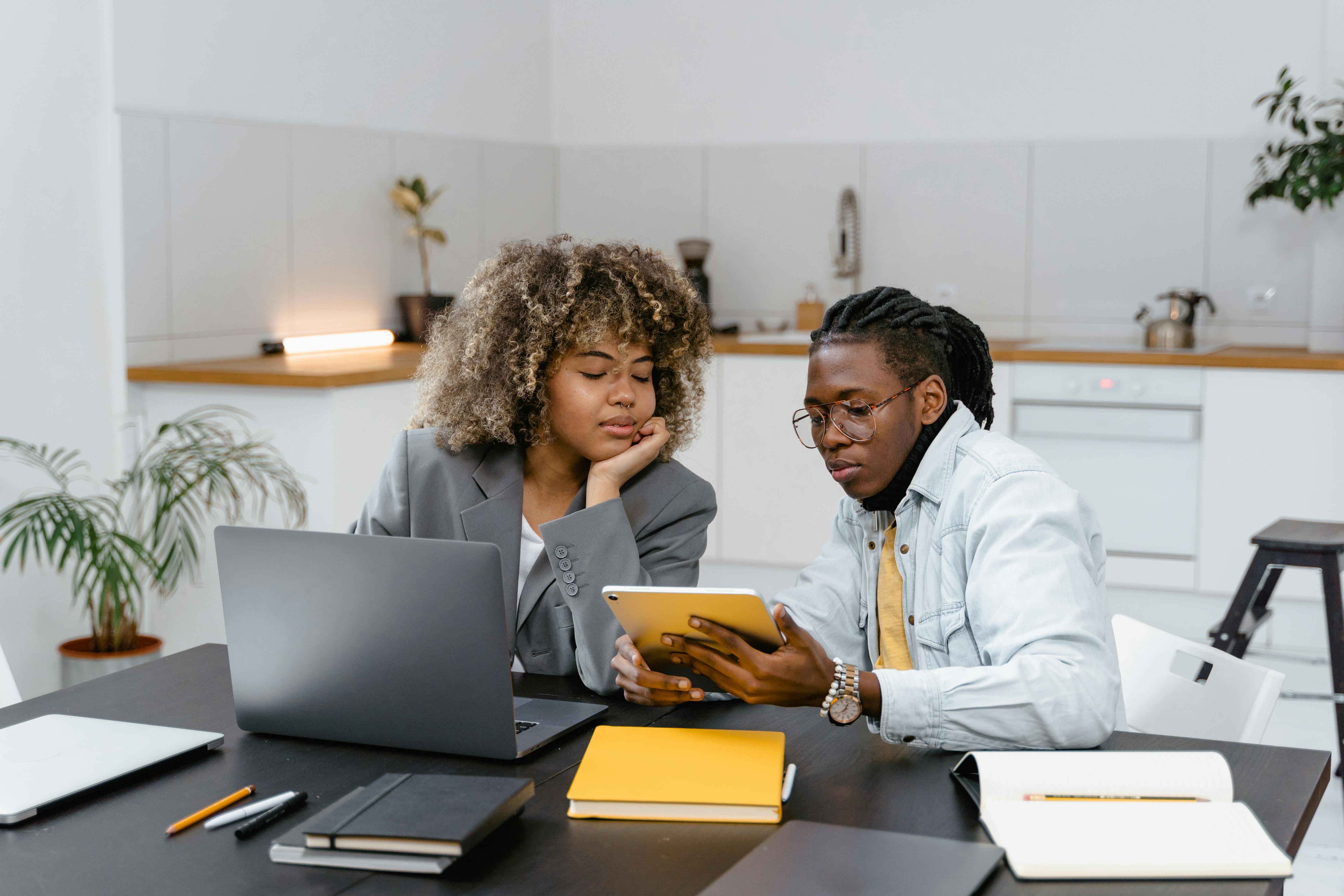 "Modern freelancers using the receipt app in a Dutch office"
